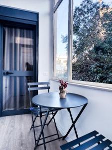 een tafel en stoelen in een kamer met een raam bij Central Tirana Apartments in Tirana