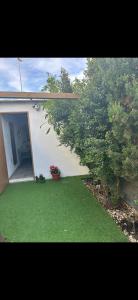 een huis met een tuin met groen gras bij Bujanvilla in Tarifa