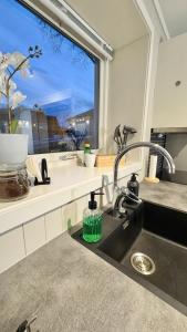 Kuchyň nebo kuchyňský kout v ubytování Cozy apartment in Leknes Lofoten + 45 fotografií