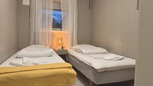 Postel nebo postele na pokoji v ubytování Cozy apartment in Leknes Lofoten