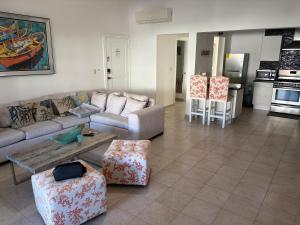 ein Wohnzimmer mit Sofa und Tisch in der Unterkunft Oasis by the beach Retiro 1 in Punta Cana