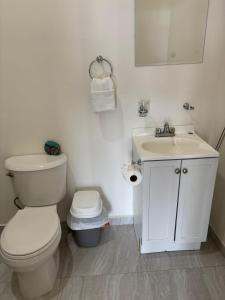 une salle de bains blanche avec toilettes et lavabo dans l'établissement STELLA MARIS Boutique Hotel, à El Sargento