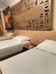 Giường trong phòng chung tại Happy Pharaonic House