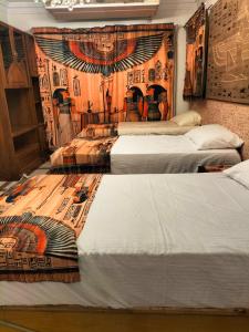 Giường trong phòng chung tại Happy Pharaonic House