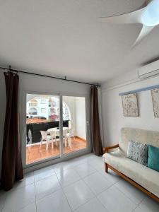 Posezení v ubytování Peñiscola apartamento con piscina, barbacoa y wifi