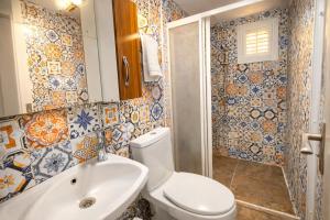 een badkamer met toilet en wastafel bij Sultanahmet Center View Apart Hotel in Istanbul +52 foto's