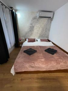 ein Schlafzimmer mit einem Bett mit zwei schwarzen Kissen darauf in der Unterkunft MR Tiny House - Private Parking in Roşu + 10 Fotos