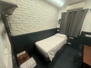 Postel nebo postele na pokoji v ubytování Practical room: Barcelona-Fira-Airport + 16 fotografií