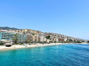 a view of a beach with buildings and the water at Maralbé Guest House in Messina