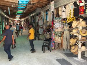 Eine Gruppe von Menschen, die durch einen Markt gehen in der Unterkunft Oasis by the beach Retiro 1 in Punta Cana