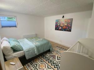 Postel nebo postele na pokoji v ubytování Cozy ground floor apartment