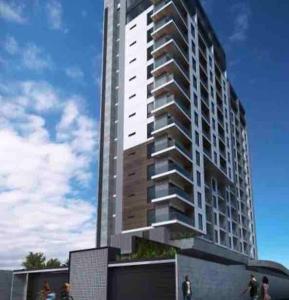 Un palazzo alto con persone che ci stanno davanti di - Touristic Area 1 BR Avenida Revolucion a Tijuana