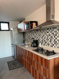 una cucina con fornelli e frigorifero di - Touristic Area 1 BR Avenida Revolucion a Tijuana