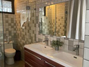 un bagno con lavandino, WC e specchio di - Touristic Area 1 BR Avenida Revolucion a Tijuana