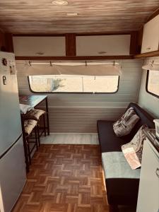 d'un canapé et d'une fenêtre. dans l'établissement Cabaña casa rodante, à Tongoy