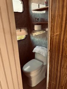 une petite salle de bain avec toilettes et lavabo dans l'établissement Cabaña casa rodante, à Tongoy
