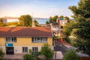 Een bovenaanzicht van een straat in een stad met huizen. bij Sultanahmet Center View Apart Hotel in Istanbul
