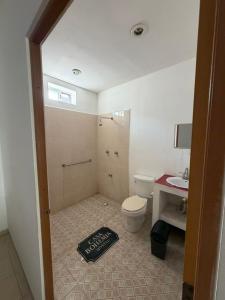a bathroom with a toilet and a sink at Hostal Casa Bohemia in Mérida
