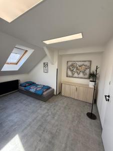 een slaapkamer met een bed en een schilderij aan de muur bij Teplice accommodation in Teplice