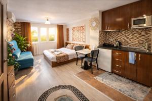 een hotelkamer met een bed en een keuken met een tafel bij Sultanahmet Center View Apart Hotel in Istanbul