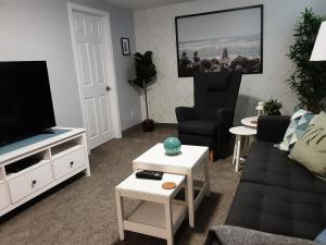 een woonkamer met een bank en een tv bij Apartment In Saskatoon in Saskatoon