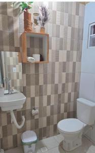 een badkamer met toilet en wastafel bij Flat Lagoa Azul in Maragogi +8 foto's