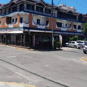 un bâtiment au coin d'une rue dans l'établissement Residencial Brila Mar, à Capão da Canoa