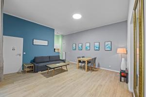 un salon avec un canapé et une table dans l'établissement Apartment Uthman Berlin-Neukölln, à Berlin