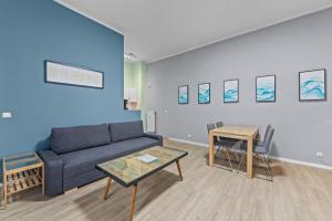 un salon avec un canapé et une table dans l'établissement Apartment Uthman Berlin-Neukölln, à Berlin