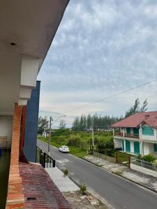 une vue d'une rue depuis le balcon d'une maison dans l'établissement Residencial Brila Mar, à Capão da Canoa