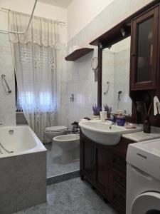 ein Badezimmer mit Badewanne, Waschbecken und Toilette in der Unterkunft Casa Valle in Rozzano