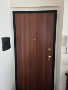 eine Holztür in einem Raum mit in der Unterkunft Casa Valle in Rozzano