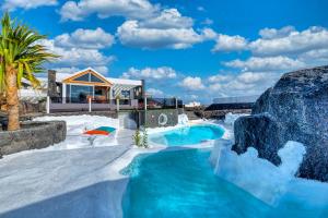 塔伊切Luxury Family Villa with Private Pool, Jacuzzi & Sauna的雪中带游泳池的房子