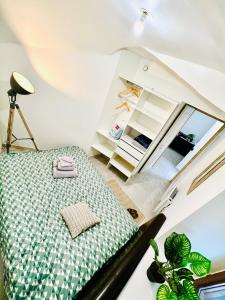 En eller flere senge i et værelse på Joli studio au cœur de village