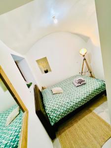 En eller flere senge i et værelse på Joli studio au cœur de village