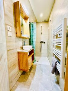 Et badeværelse på Joli studio au cœur de village