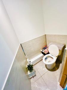 Et badeværelse på Joli studio au cœur de village + 46 billeder