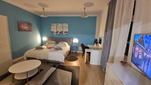 Giường trong phòng chung tại Holiday home Blue door in Pula