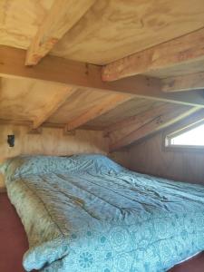 En eller flere senge i et værelse på La petite cabane de Putemun