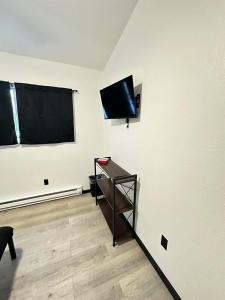 une pièce avec une télévision à écran plat sur un mur dans l'établissement Bears Den Cabin #3, à Houston