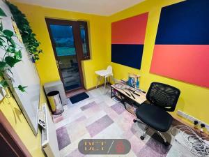 une pièce colorée avec un bureau et une chaise dans l'établissement Carden Hill House - 4 Bedrooms - Sleeps 9 - Free Parking - Games Room - Ideal for Contractors, Families and Large Groups, à Brighton et Hove