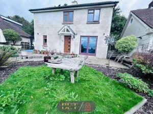 une maison avec un banc devant dans l'établissement Carden Hill House - 4 Bedrooms - Sleeps 9 - Free Parking - Games Room - Ideal for Contractors, Families and Large Groups, à Brighton et Hove 12 autres photos