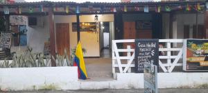 een restaurant met een vlag voor een gebouw bij Casa Hostel Necoclí Playa Brisa y Mar in Necoclí