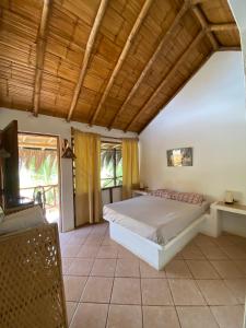 una camera da letto con un letto e una grande finestra di Habitaciones en Vichayito a Vichayito