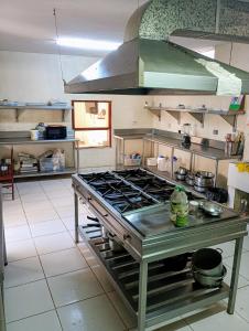 una cucina con piano cottura e forno di Habitaciones en Vichayito a Vichayito