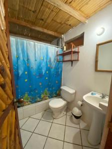 un bagno con un WC e una tenda da doccia subacquea di Habitaciones en Vichayito a Vichayito