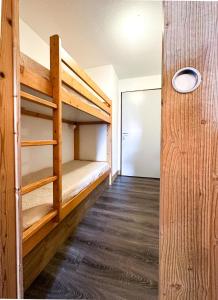 une chambre avec deux lits superposés et un couloir dans l'établissement 2- Studio Brides-les-bains tout confort avec vue Vanoise, à Brides-les-Bains