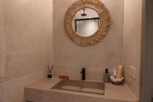 Koupelna v ubytování Heritage Stone and Style Villa with Private Parking and Jacuzzi + 107 fotografií