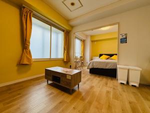 ein Schlafzimmer mit einem Bett und einem großen Fenster in der Unterkunft 501札幌駅と大通駅も徒歩圏内な最高な立地最大2名様まで快適にご宿泊可能です in Sapporo