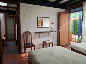 een slaapkamer met twee stoelen en een aanrecht in een kamer bij Casa del Aguacate Cumbaya - Tumbaco in Cumbayá